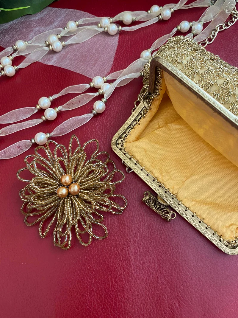 Handgefertigtes Set im 20er Jahre Stil – Lurex-Abendtasche, Perlenkette und Haarschmuck