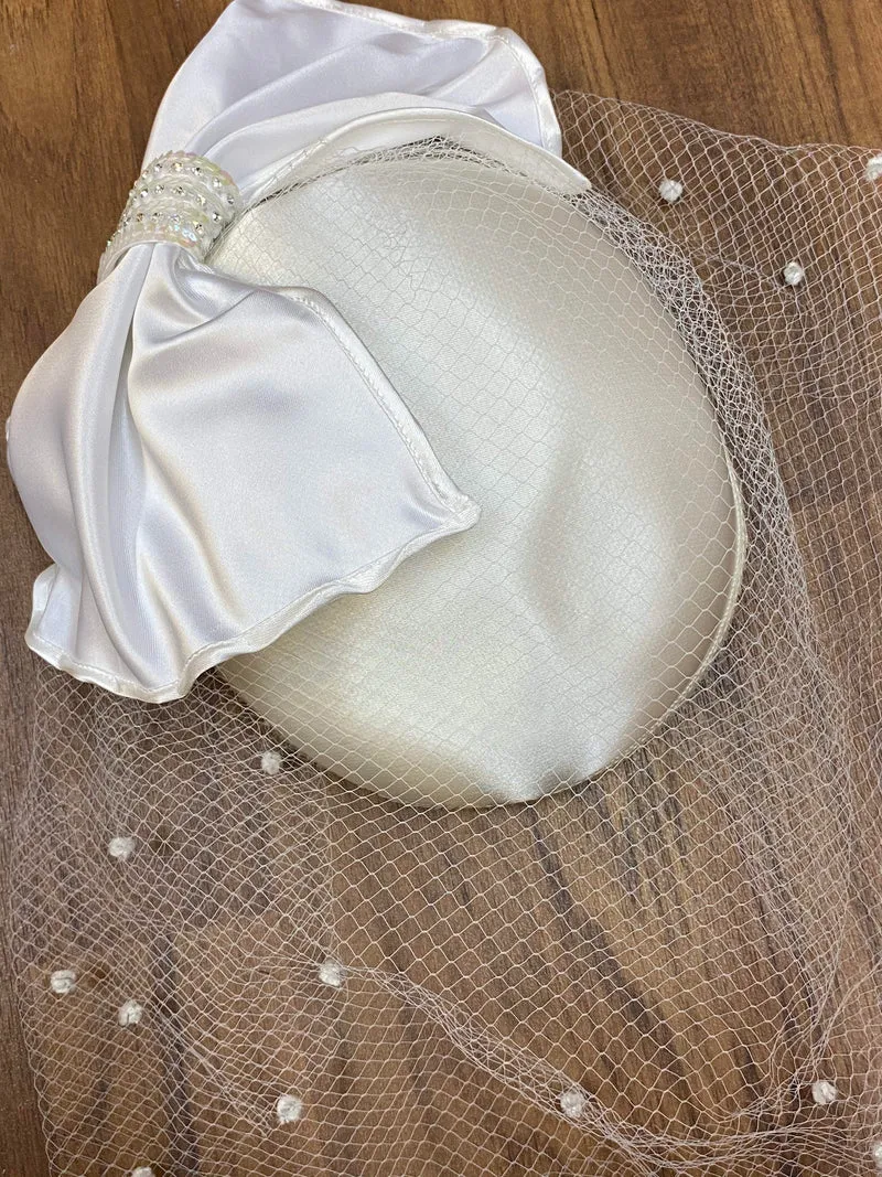 Eleganter Vintage Brauthut mit Schleife und Netzschleier, helles Creme