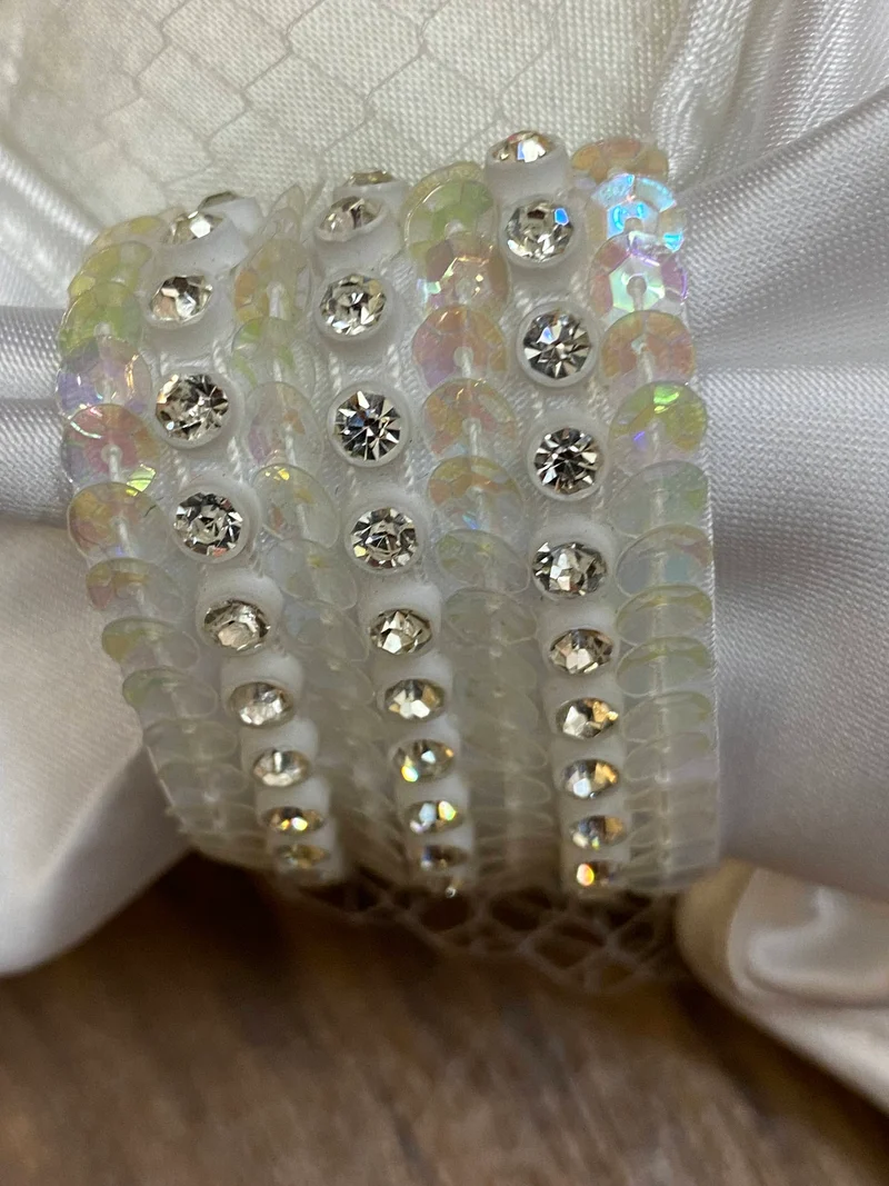 Eleganter Vintage Brauthut mit Schleife und Netzschleier, helles Creme