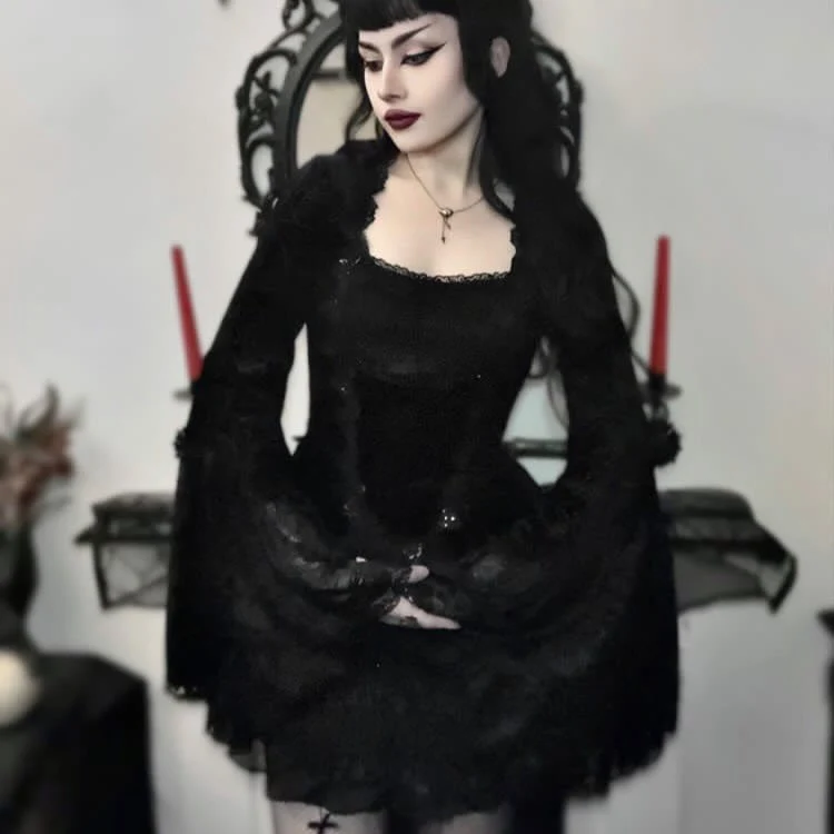 Damen-Gothic-Kleid aus mehrlagigem Samt mit ausgestellten Ärmeln