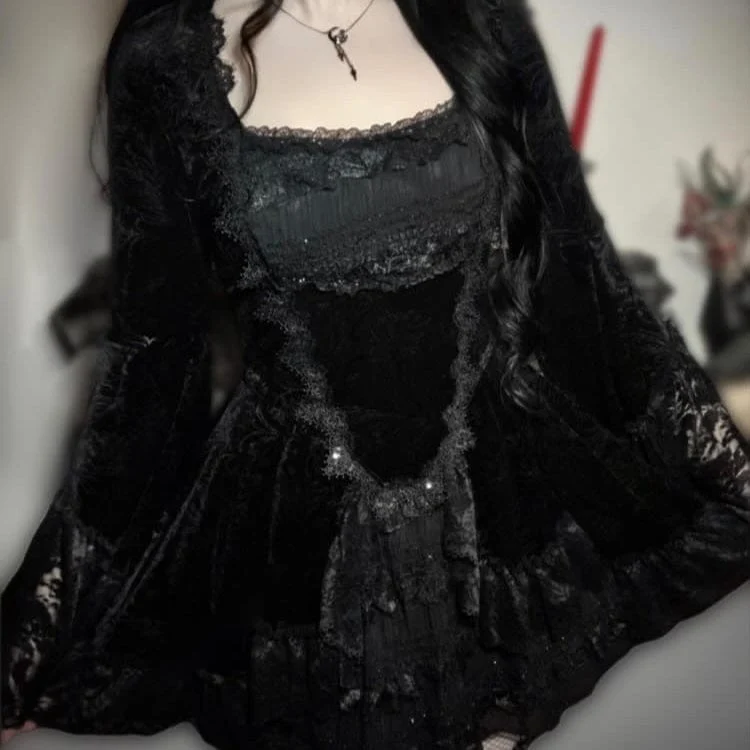 Damen-Gothic-Kleid aus mehrlagigem Samt mit ausgestellten Ärmeln