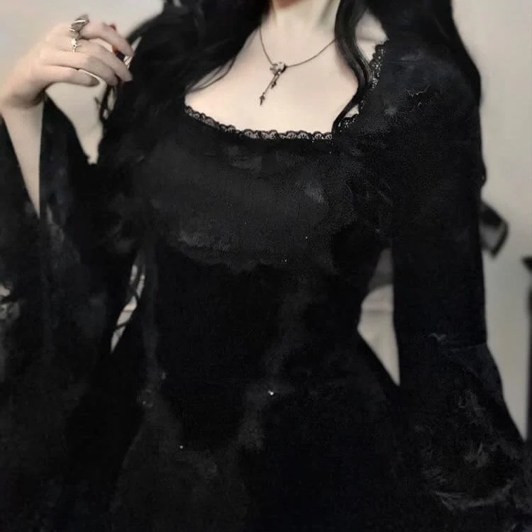 Damen-Gothic-Kleid aus mehrlagigem Samt mit ausgestellten Ärmeln