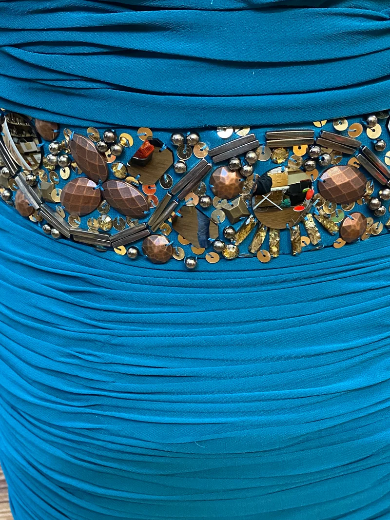 Cocktailkleid blau trägerlos Unique mit Steingürtel Gr. 36