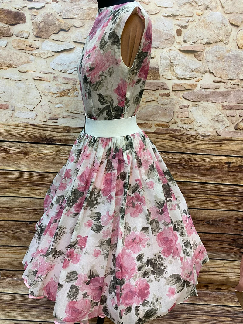 Petticoatkleid 50er Jahre – Pinkes Blumen-Vintagekleid mit Tellerrock & Gürtel (Gr. 36)