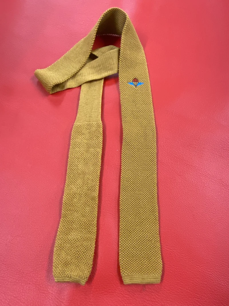 Schmale Vintage Strickkrawatte aus reiner Wolle in Senfgelb
