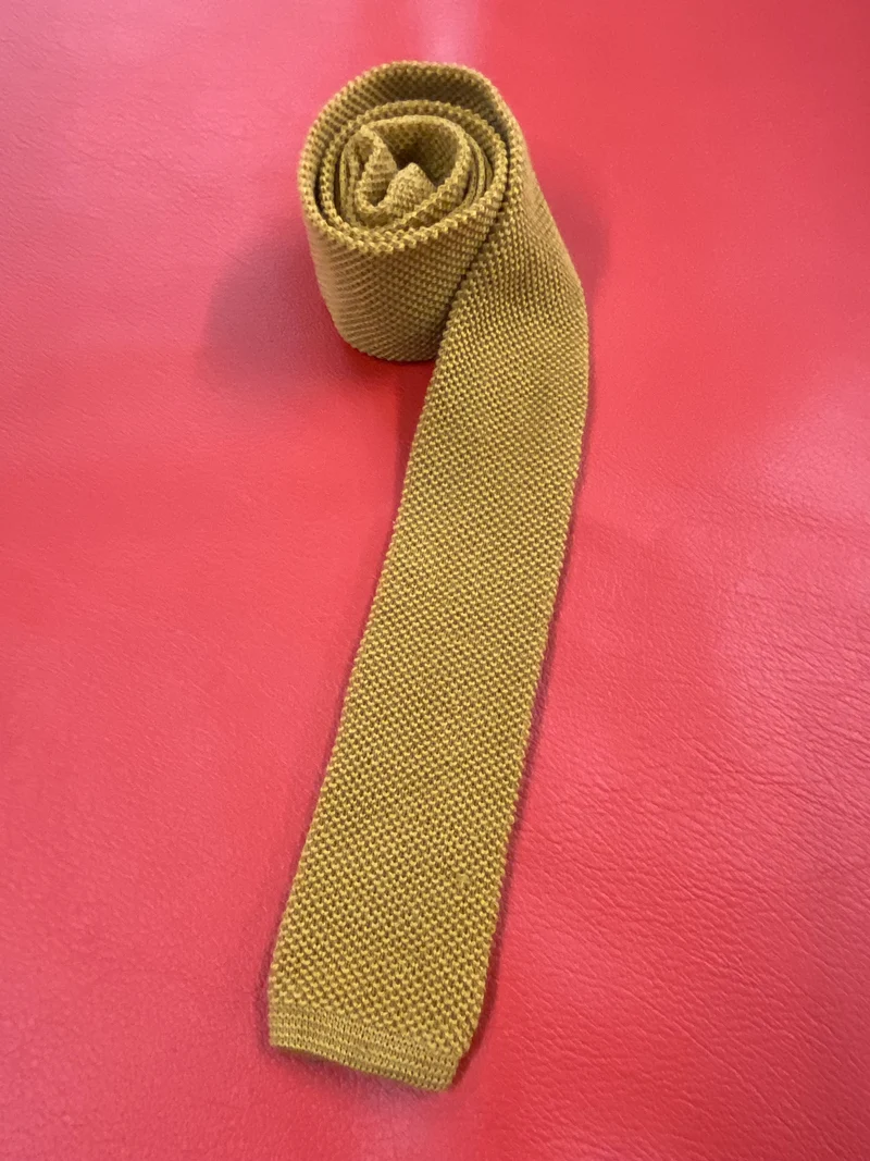 Schmale Vintage Strickkrawatte aus reiner Wolle in Senfgelb
