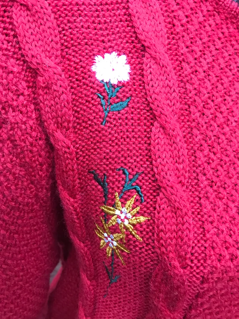 Vintage Trachten Strickjacke Rot mit floraler Stickerei – Größe 40