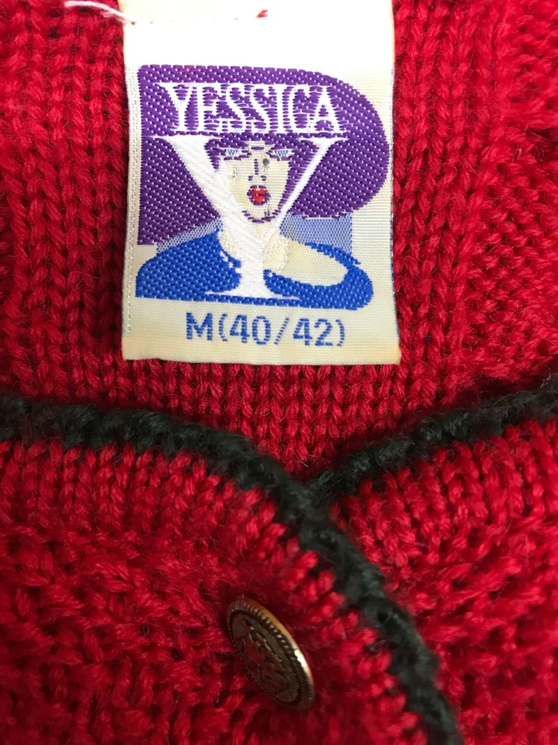 Vintage Trachten Strickjacke Rot mit floraler Stickerei – Größe 40