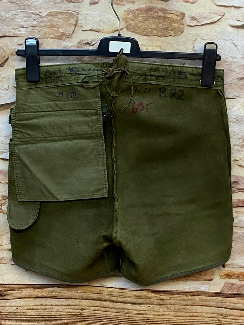 Kurze Trachtenlederhose Gr. 46 in Olivgrün aus Leder