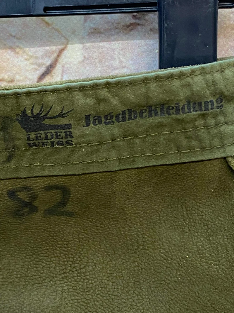 Kurze Trachtenlederhose Gr. 46 in Olivgrün aus Leder