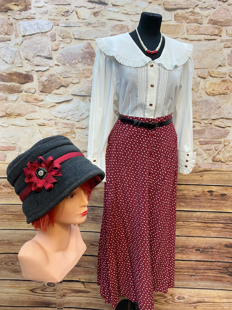 Oldtimer Damen Outfit Gr. 40 mit weißer Bluse, rotem Rock, Hut und Perlenkette