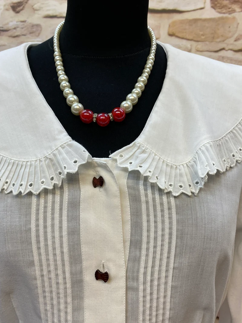 Oldtimer Damen Outfit Gr. 40 mit weißer Bluse, rotem Rock, Hut und Perlenkette