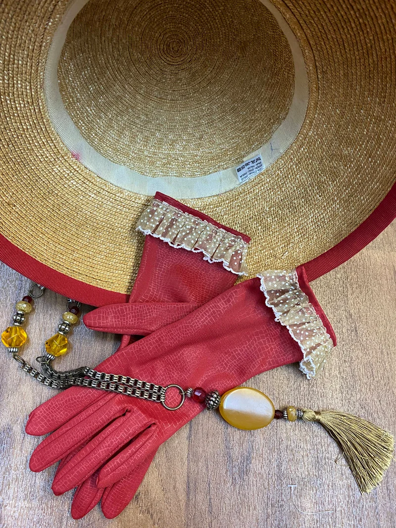 20er Jahre Tageskleid Gr. 44 in Rot mit Spitzenoptik, Strohhut, Handschuhen und Kette