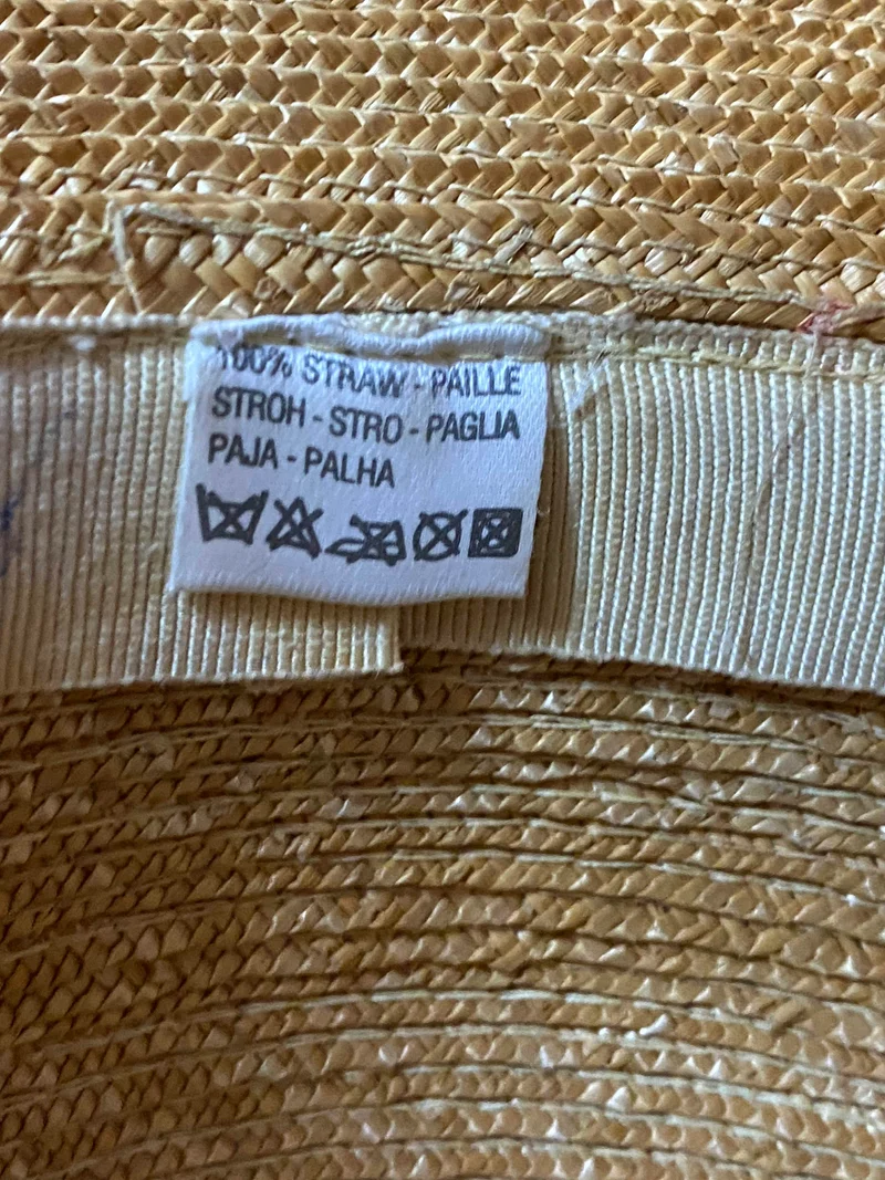 20er Jahre Tageskleid Gr. 44 in Rot mit Spitzenoptik, Strohhut, Handschuhen und Kette