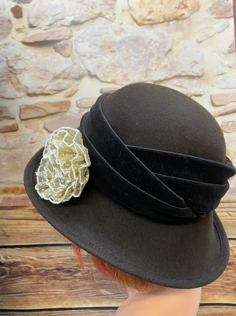 Damen Vintage Outfit Gr. 44 mit Rüschenbluse, langem Rock, Hut und Handschuhen