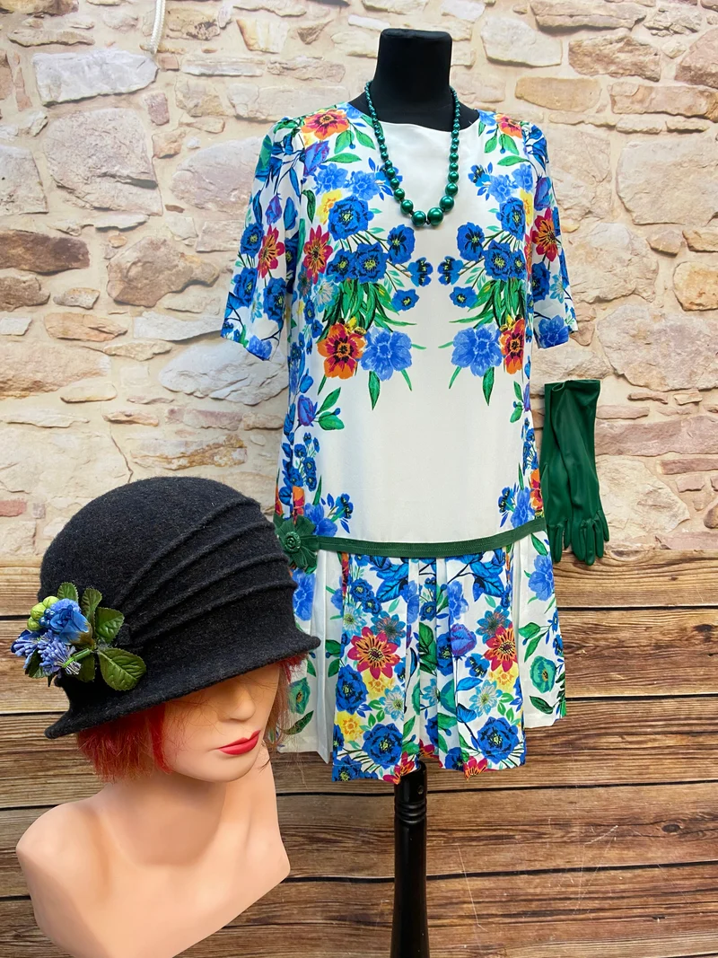 20er Jahre Tageskleid Gr. 40 mit Blumenmuster, Cloche-Hut, Handschuhen und Perlenkette