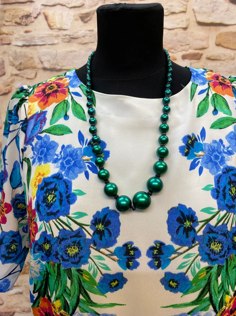 20er Jahre Tageskleid Gr. 40 mit Blumenmuster, Cloche-Hut, Handschuhen und Perlenkette