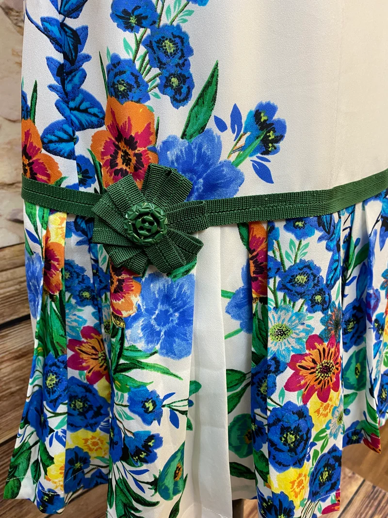 20er Jahre Tageskleid Gr. 40 mit Blumenmuster, Cloche-Hut, Handschuhen und Perlenkette
