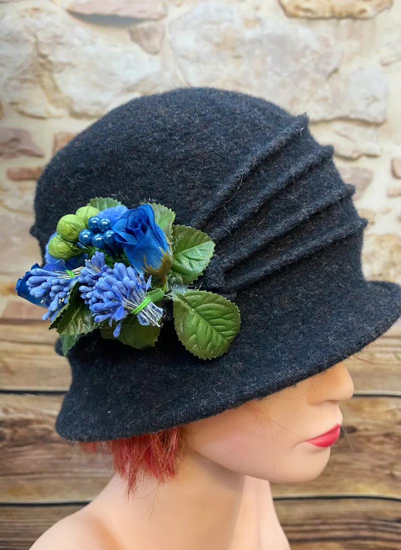 20er Jahre Tageskleid Gr. 40 mit Blumenmuster, Cloche-Hut, Handschuhen und Perlenkette