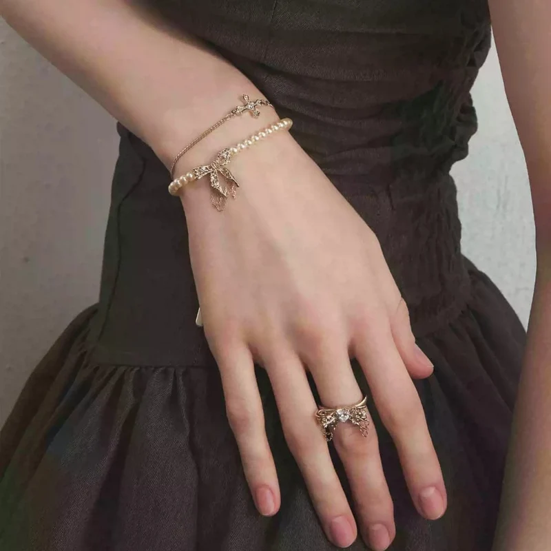 Grunge-Perlenarmband mit Kreuz und Schleife für Damen