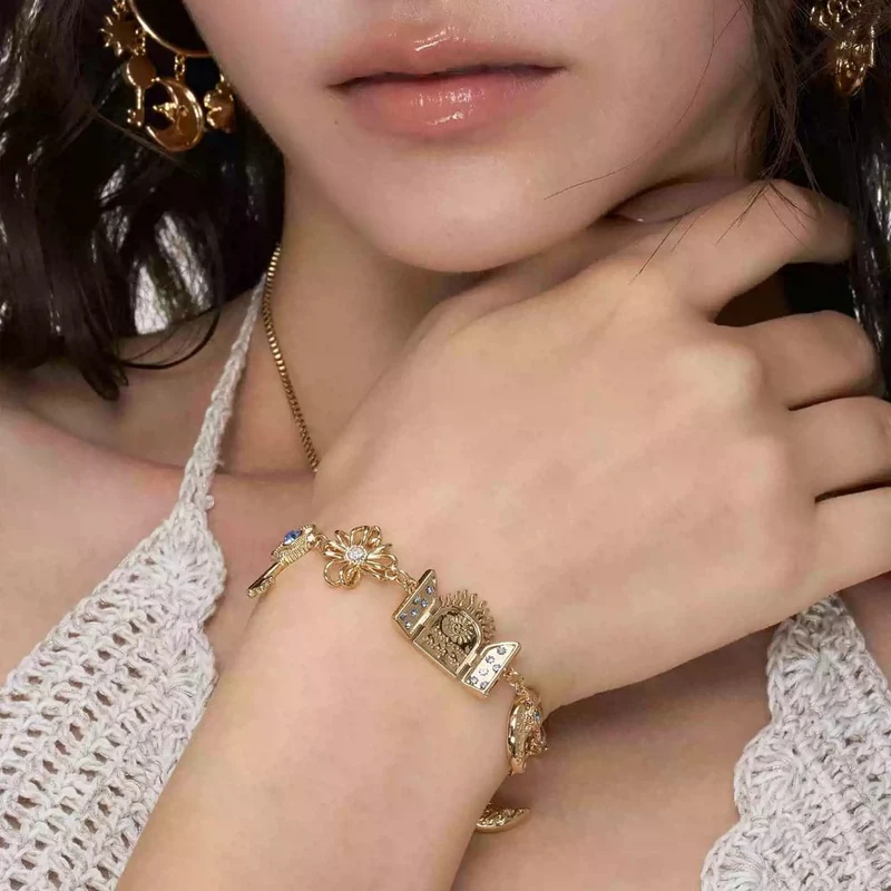 Grunge-Armband für Damen mit Blumenmuster und Schlüssel-Halbmond