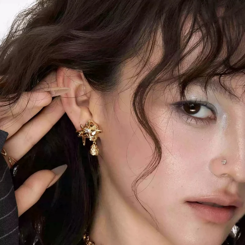 Grunge-Ohrringe mit asymmetrischem Stern für Damen