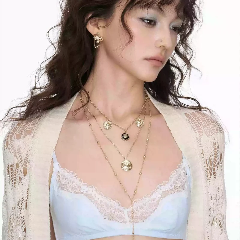Damen-Halskette im Grunge-Stil mit geprägten Medaillons und mehreren Lagen