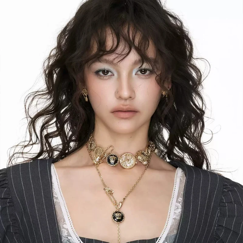 Damen-Choker mit Grunge-Motiv, geprägten Medaillons und Perlen