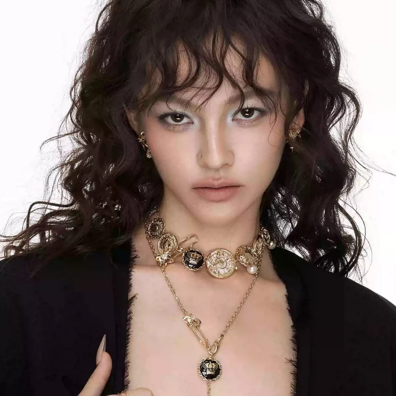 Damen-Choker mit Grunge-Motiv, geprägten Medaillons und Perlen