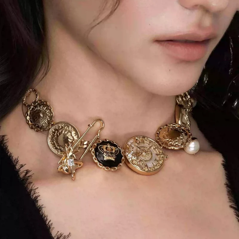 Damen-Choker mit Grunge-Motiv, geprägten Medaillons und Perlen