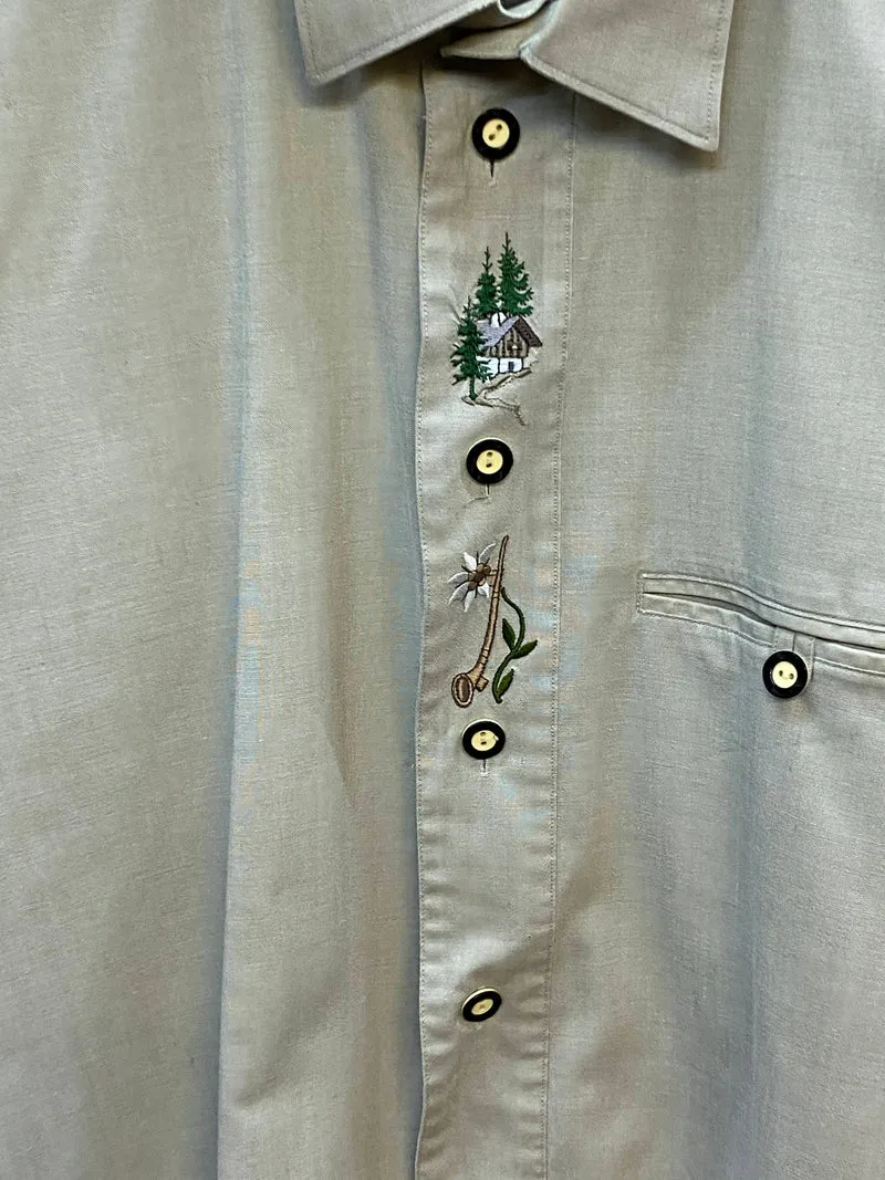 Vintage Trachtenhemd Salbeigrün mit Stickerei und Brusttasche Gr. 43