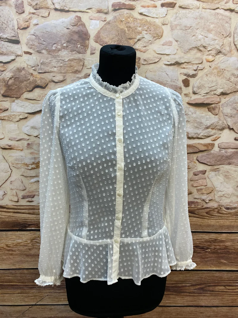 Vintage Bluse Damen creme mit Rüschenkragen & Tupfenstruktur – Größe 36