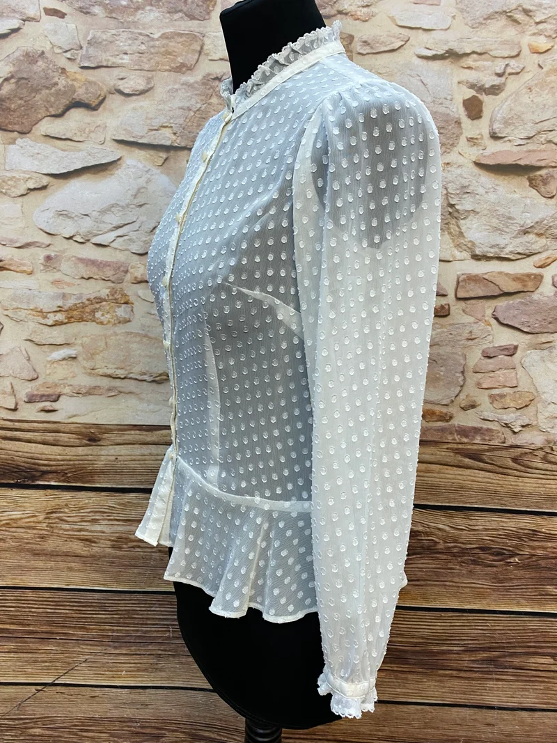Vintage Bluse Damen creme mit Rüschenkragen & Tupfenstruktur – Größe 36