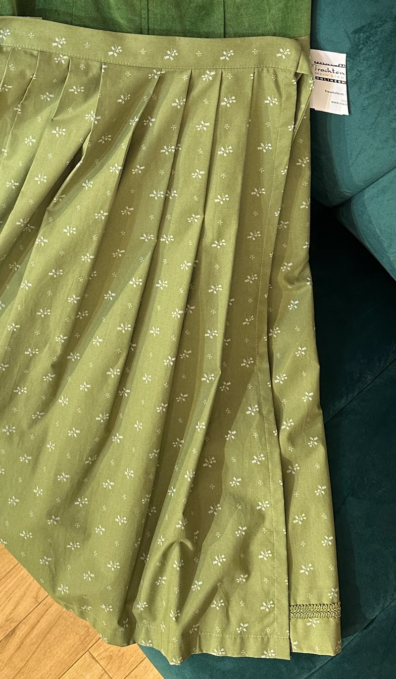 Samt Dirndl Goldstich grün mit Schürze 75 cm