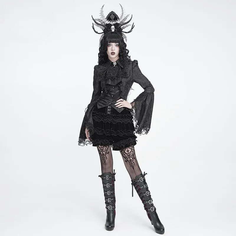 Schwarze Gothic-Shorts aus Samt für Damen mit mehreren Lagen, Perlenbesatz und Rüschen.
