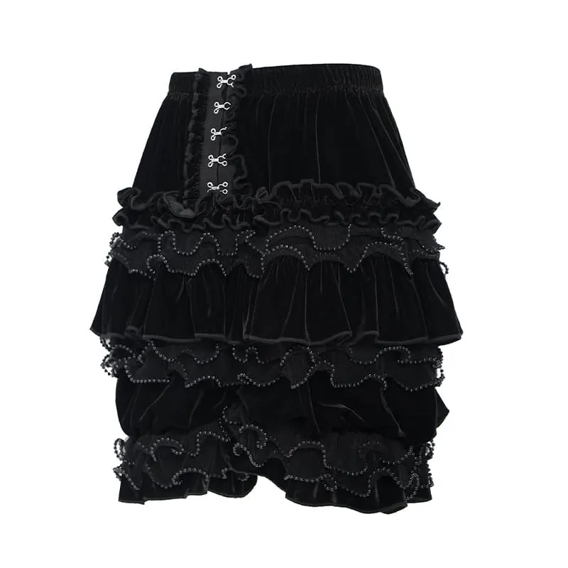 Schwarze Gothic-Shorts aus Samt für Damen mit mehreren Lagen, Perlenbesatz und Rüschen.