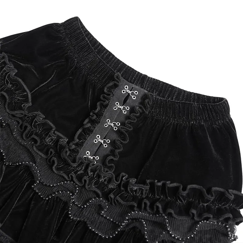 Schwarze Gothic-Shorts aus Samt für Damen mit mehreren Lagen, Perlenbesatz und Rüschen.
