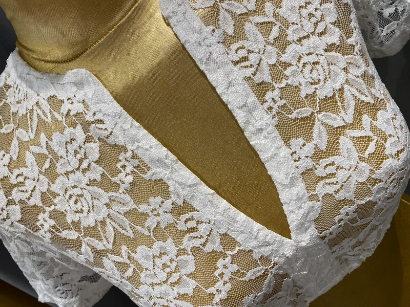 Goldstich Spitzen Dirndlbluse weiß mit V-Ausschnitt