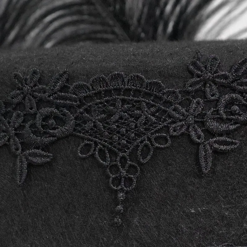 Unisex Gothic Noir Zylinderhut mit Blumenmuster und Federn sowie Netzschleier