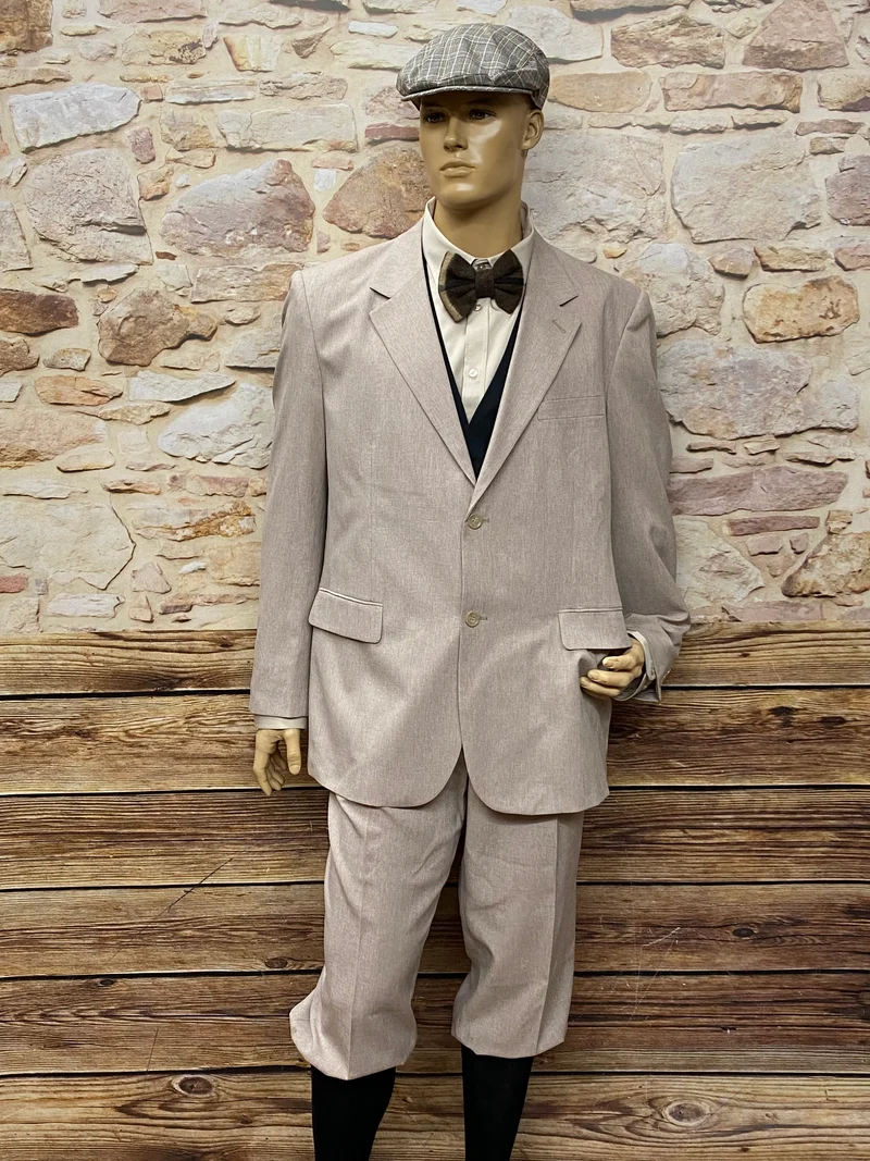 20er Jahre Herren Outfit hell Gr. ca. 58 – Knickerbocker Anzug mit Weste, Fliege & Schiebermütze