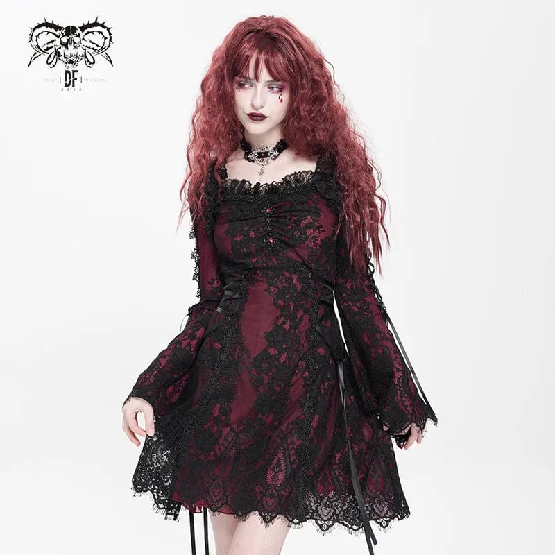 Rotes, gotisches Damenkleid mit Blumenstickerei, Schnürung und eckigem Kragen, ideal für Abschlussfeiern.