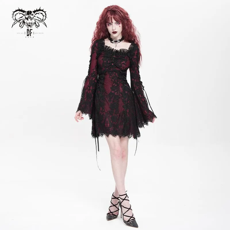 Rotes, gotisches Damenkleid mit Blumenstickerei, Schnürung und eckigem Kragen, ideal für Abschlussfeiern.
