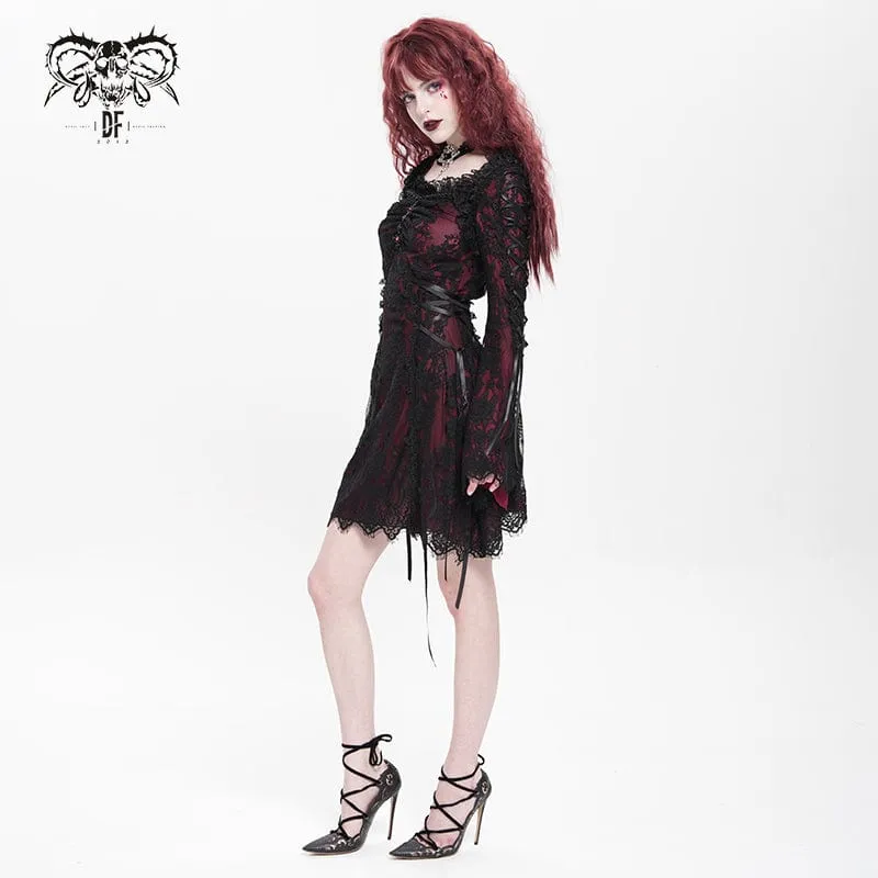Rotes, gotisches Damenkleid mit Blumenstickerei, Schnürung und eckigem Kragen, ideal für Abschlussfeiern.
