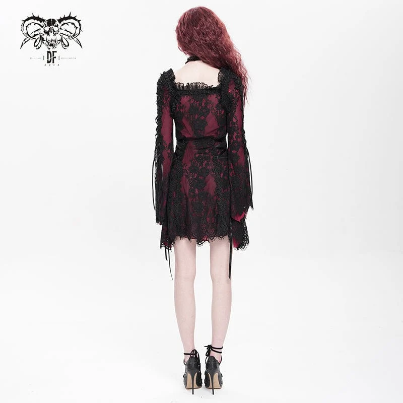 Rotes, gotisches Damenkleid mit Blumenstickerei, Schnürung und eckigem Kragen, ideal für Abschlussfeiern.
