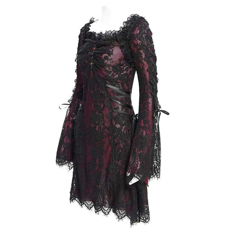 Rotes, gotisches Damenkleid mit Blumenstickerei, Schnürung und eckigem Kragen, ideal für Abschlussfeiern.