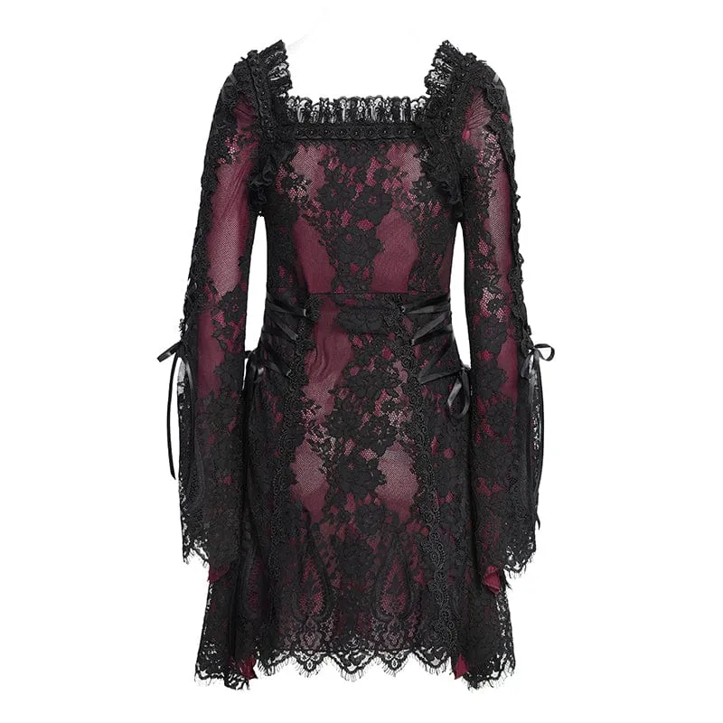 Rotes, gotisches Damenkleid mit Blumenstickerei, Schnürung und eckigem Kragen, ideal für Abschlussfeiern.
