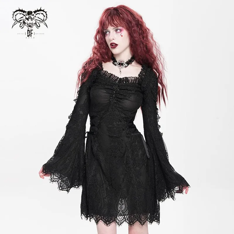 Schwarzes, gotisches Damenkleid mit Blumenstickerei, Schnürung und eckigem Kragen, ideal für Abschlussfeiern.