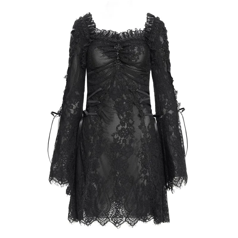 Schwarzes, gotisches Damenkleid mit Blumenstickerei, Schnürung und eckigem Kragen, ideal für Abschlussfeiern.