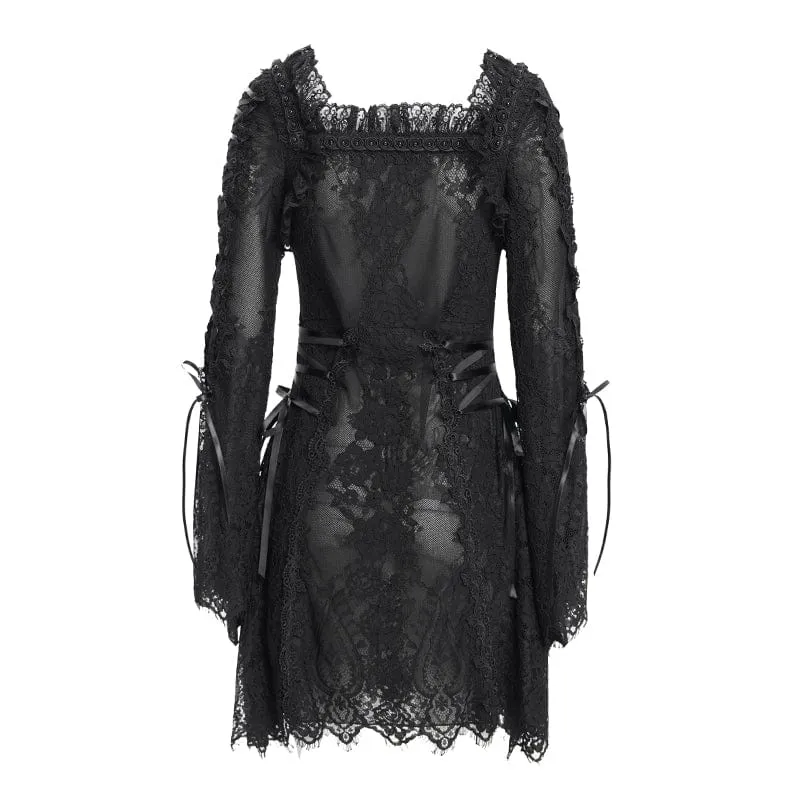 Schwarzes, gotisches Damenkleid mit Blumenstickerei, Schnürung und eckigem Kragen, ideal für Abschlussfeiern.