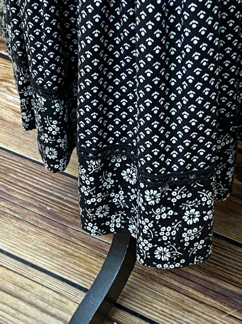Langes Vintage 70er Jahre Maxi-Kleid Gr.32 in der Farbe schwarz mit weißen Blumen